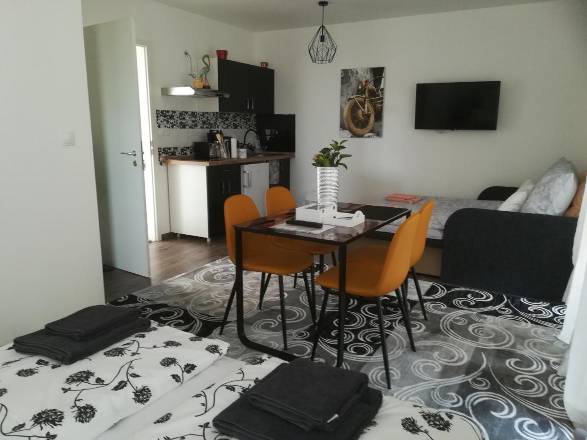 Edina Vendeghaz-Gyenesdias Apartment Ngoại thất bức ảnh