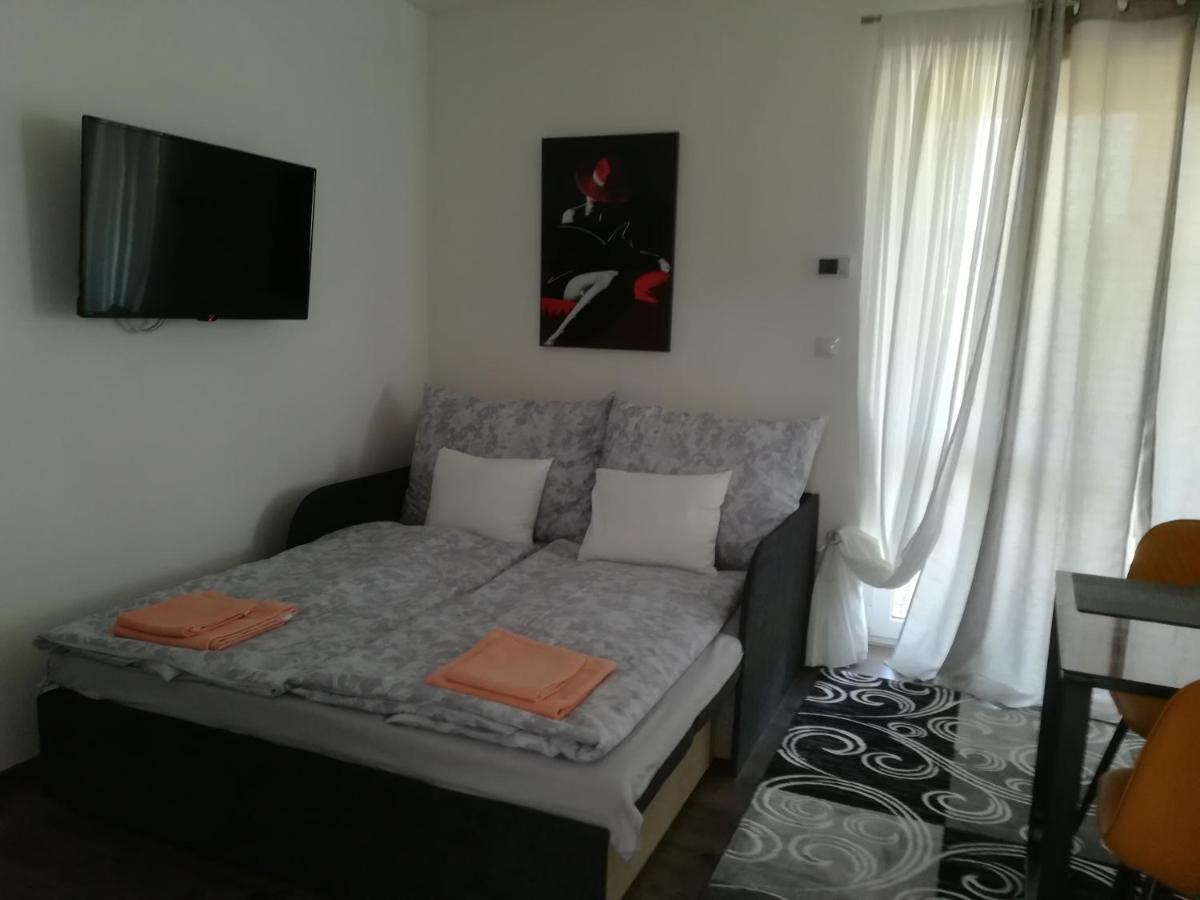 Edina Vendeghaz-Gyenesdias Apartment Ngoại thất bức ảnh