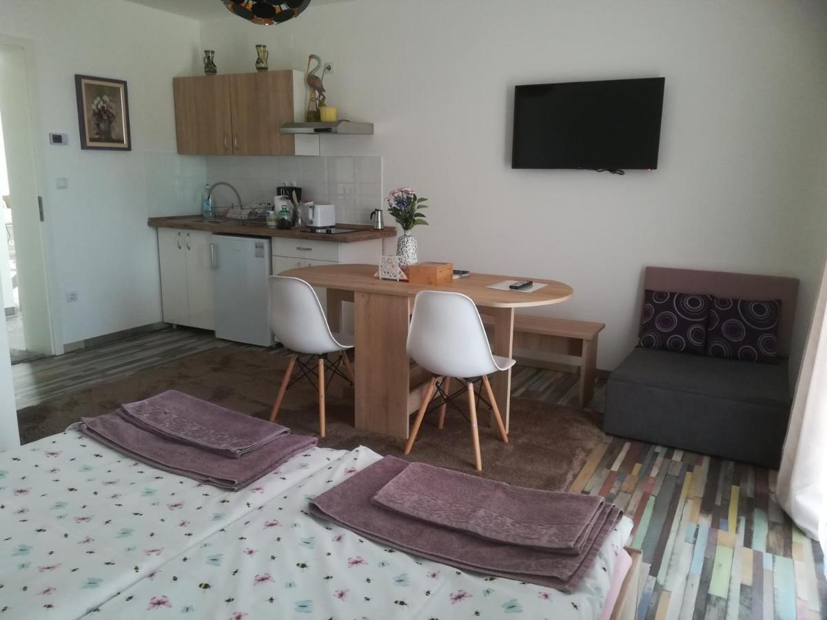 Edina Vendeghaz-Gyenesdias Apartment Ngoại thất bức ảnh
