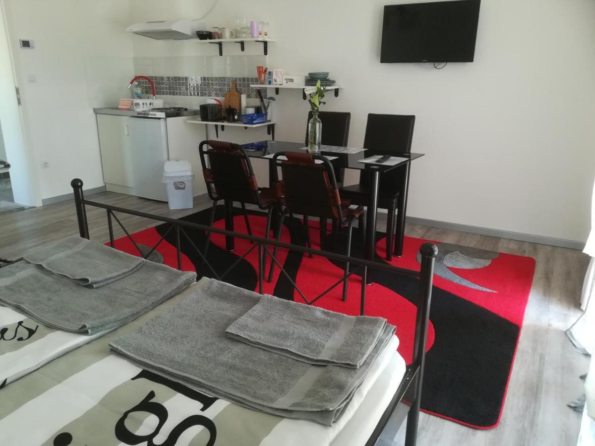 Edina Vendeghaz-Gyenesdias Apartment Ngoại thất bức ảnh