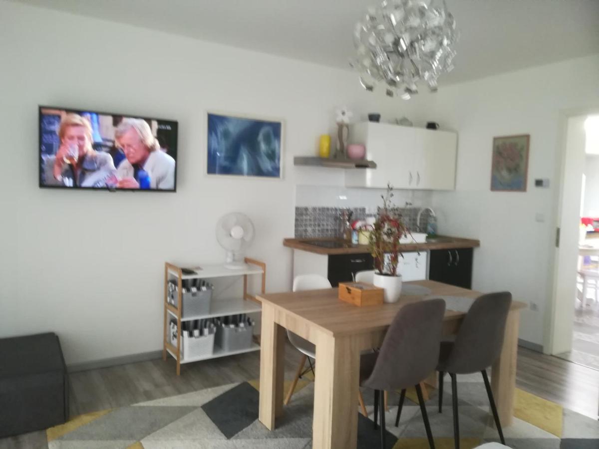Edina Vendeghaz-Gyenesdias Apartment Ngoại thất bức ảnh